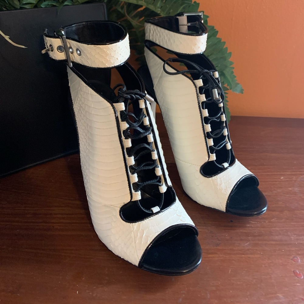 !NEW! Brian Atwood “Lodosa” white black sandals - Picture 4 of 7